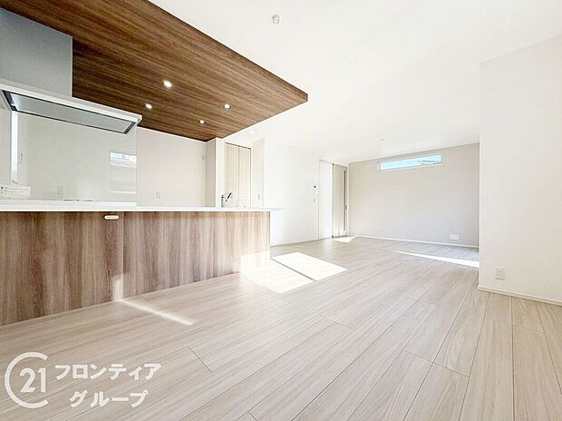 【リビング】木目調のフローリングは温かみがあり、カウンターキッチンからお部屋の様子を見ながらお料理できますね