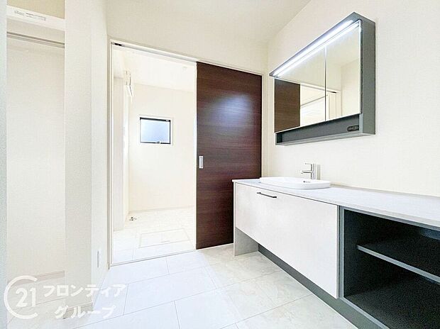 【洗面】曇り止めヒーター付きのミラーキャビネットを採用しております。ミラーの内側がすべて収納スペースになっているので、スタイリング剤や歯ブラシなどの収納に便利ですね。