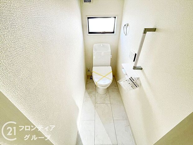 【トイレ】便器にふちがなく、汚れが隠れて見えない部分が極端に少なくなっており、お手入れも楽々！スピーディでパワフルな洗浄力を実現しています！