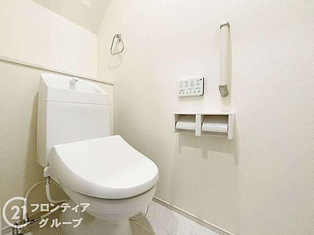 【トイレ】トイレは１階と２階の２カ所に設置！階段を上り下りせずに使用できるので、高齢の方にも安心です！