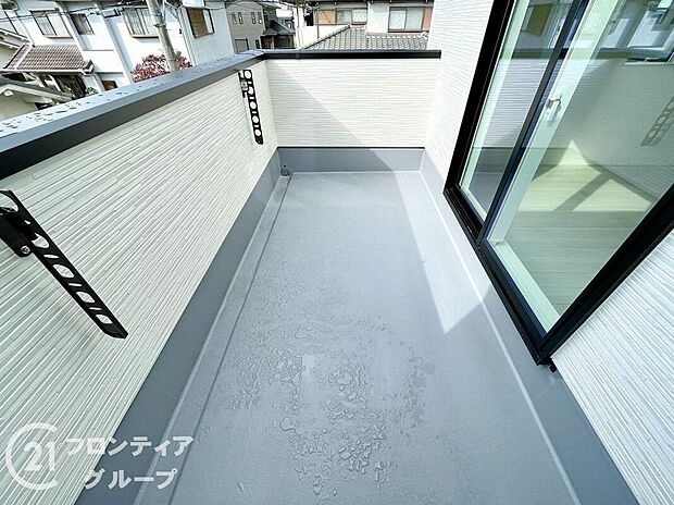 【バルコニー】日当たりの良いバルコニーは、お洗濯が多いときも安心！たくさん干してもカラっと乾きそうです！