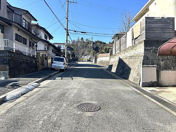 【前面道路含む外観】現地写真更新！現地ご案内とともに住宅ローンのご相談も承ります！実際の道路幅や雰囲気は、ぜひ一緒に現地で確認いたしましょう