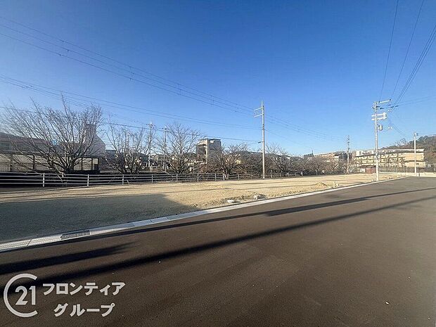 【外観】現地写真更新！現地の説明はもちろん、モデルハウスご見学も可能！同社施工物件をご見学していただきますので、実際に使用される設備やお家の雰囲気などをご確認ください