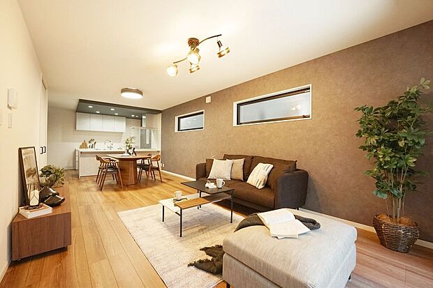 【その他】【施工例/リビング】リビングは、落ち着いた色合いのフローリングが特徴です。家族の時間を大切にする理想的な空間です。