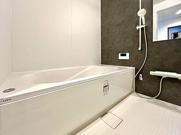 【その他】【施工例/浴室】心地よいバスタイムを楽しめる、広々としたバスルームです。快適な空間で、日々の疲れを癒す贅沢な時間を提供します。