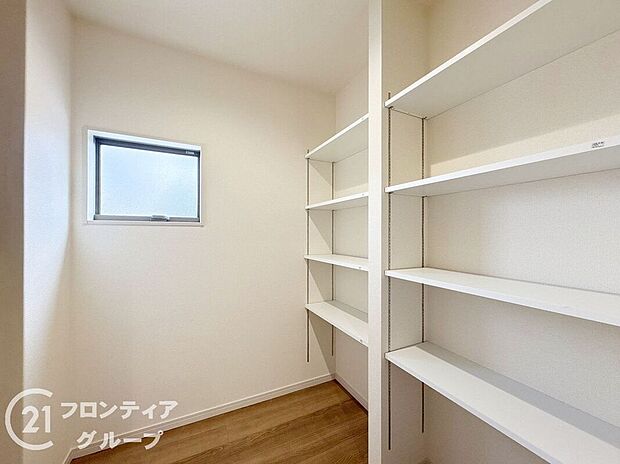 【収納】お部屋を美しく保てる、スタイリッシュな収納です。デザイン性に優れた収納は、インテリアの一部としても楽しめます。おしゃれな空間を演出しながら、機能的に物を整理整頓できます。