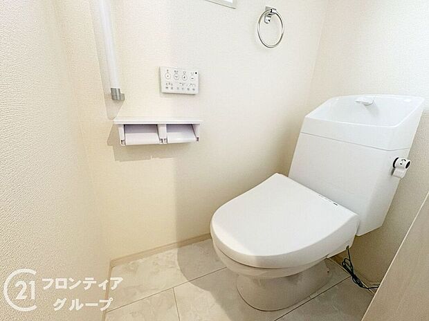 【トイレ】便器にふちがなく、汚れが隠れて見えない部分が極端に少なくなっており、お手入れも楽々!スピーディでパワフルな洗浄力を実現しています!