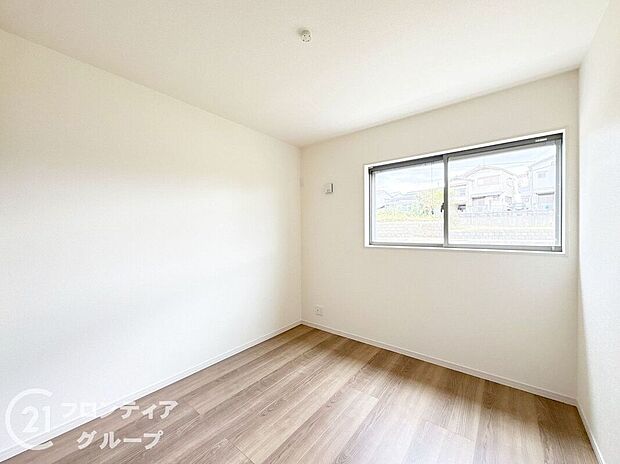 【寝室】室内はシンプルな仕様となっており、それぞれの好みに合わせたインテリアで、趣味に合わせてレイアウトしやすくなっております。