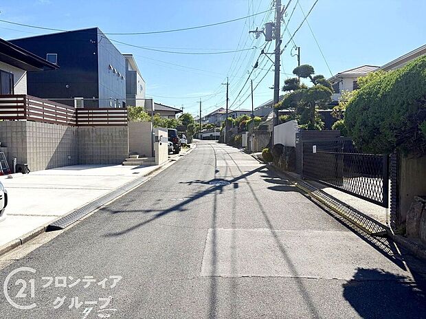 【前面道路含む外観】現地写真更新！現地ご案内とともに住宅ローンのご相談も承ります！実際の道路幅や雰囲気は、ぜひ一緒に現地で確認いたしましょう