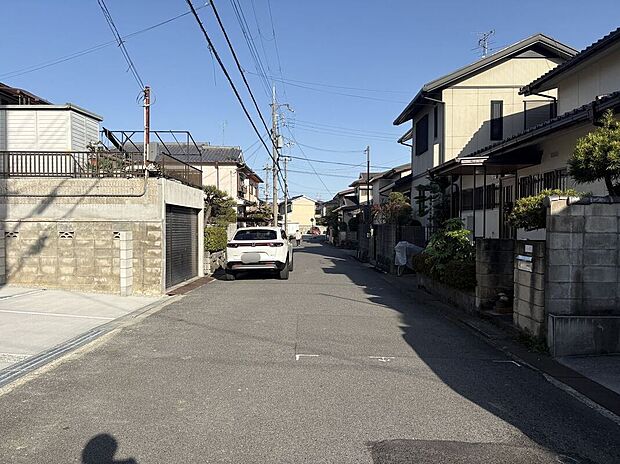 【前面道路含む外観】お家のご質問はお気軽にご相談下さい。