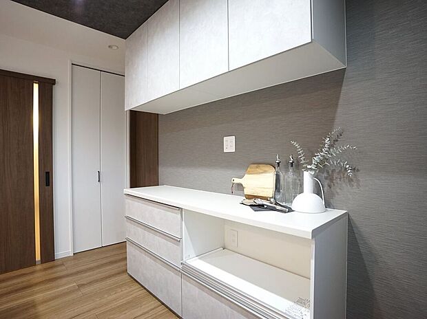 【同仕様画像 (その他内観)】【施工例/カップボード】カップボードは縦に収納スペースを確保できるため、限られたキッチンの床面積を有効に使えます。壁付けの収納なので、食器棚のように地震の際に倒れる心配もありませんね。