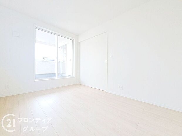 【寝室】こちらのお部屋はバルコニーに面しており、日当たり、通風ともに良好です!