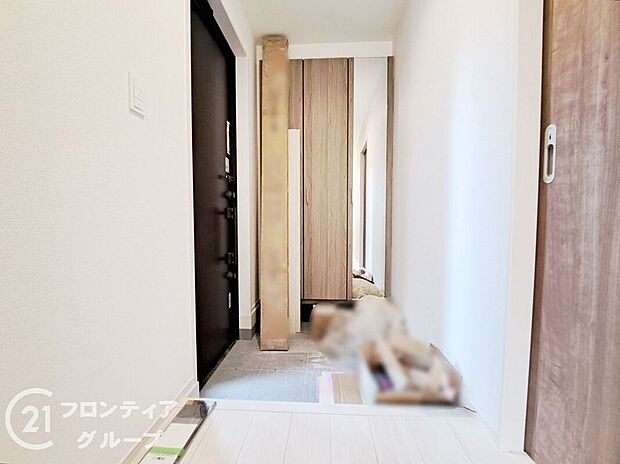 【玄関】素敵なデザインの玄関ドアは、断熱性に優れた省エネ仕様