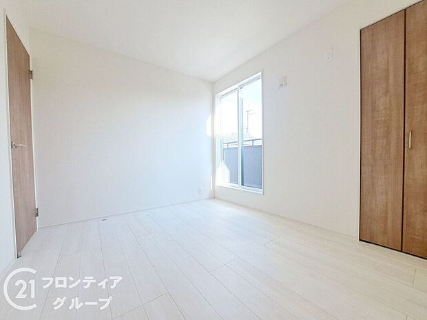 【寝室】こちらのお部屋はバルコニーに面しており、日当たり、通風ともに良好です!お布団などもサッと干せて便利ですね!