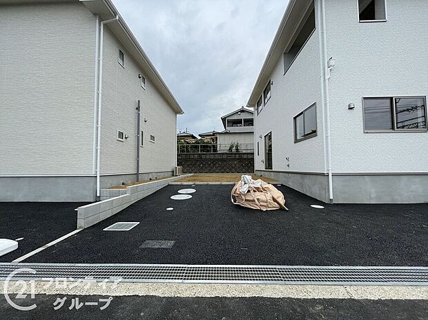 【駐車場】2台駐車できるスペースを備えており、ご家族の車も安心して停められます