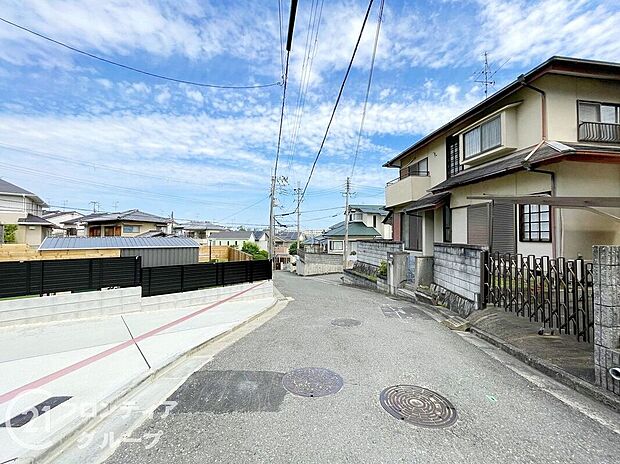 【前面道路含む外観】好評分譲中！現地でしかわからないこともございます。少しでも気になる方はぜひ実際に現地で周辺環境や雰囲気をご確認ください。