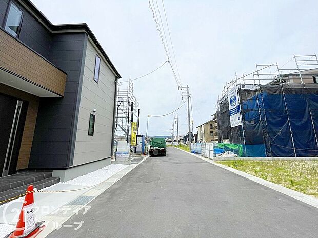 【前面道路含む外観】幅広い道路が確保されており、車の出入りがスムーズに行えます。周辺環境も整備されており、快適な生活をサポートします。