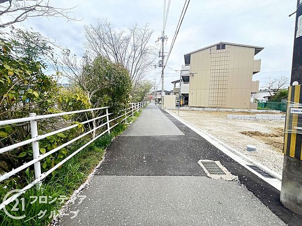 【前面道路含む外観】現地写真更新！現地ご案内とともに住宅ローンのご相談も承ります！実際の道路幅や雰囲気は、ぜひ一緒に現地で確認いたしましょう