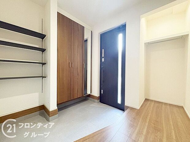 【玄関】素敵なデザインの玄関ドアは、断熱性に優れた省エネ仕様