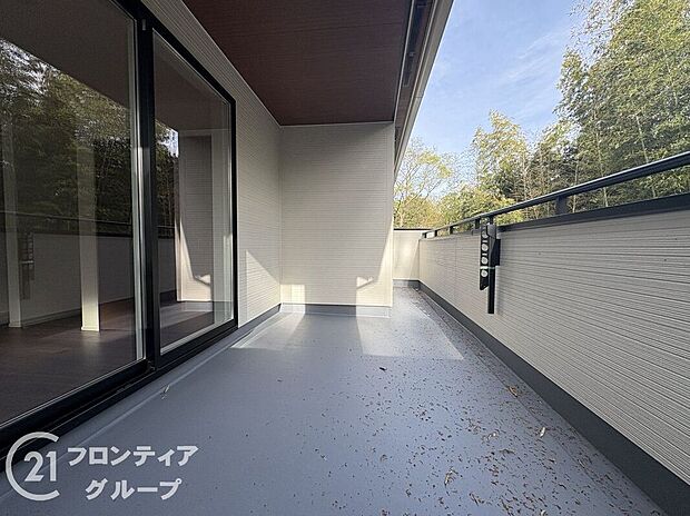 【バルコニー】日当たりの良いバルコニーは、お洗濯が多いときも安心。たくさん干してもカラっと乾きそうです！