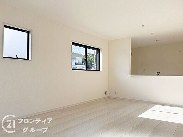 【リビング】LDKには大きな窓からたくさんの光が入り、明るく、開放的な空間を演出してくれます。お友達が遊びに来た時も自慢のリビングになりますね！