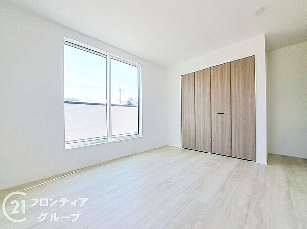 【寝室】こちらのお部屋はバルコニーに面しており、日当たり、通風ともに良好です！お布団などもサッと干せて便利ですね