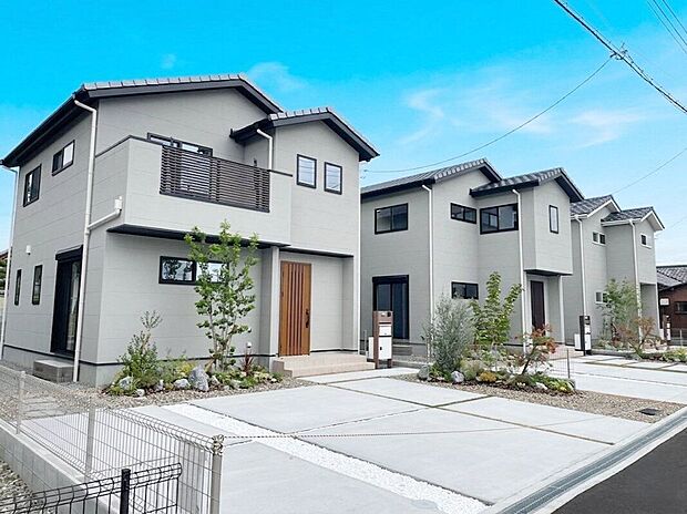 【外観】モダンなデザインが魅力の新築戸建てで、スタイリッシュな外観が住む人を引き立て、日々の生活に彩りを添えます