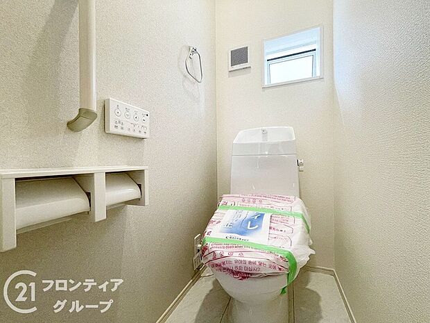 【トイレ】トイレは１階と２階の２カ所に設置！階段を上り下りせずに使用できるので、高齢の方にも安心です！