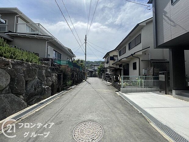 【前面道路含む外観】幅広い道路が確保されており、車の出入りがスムーズに行えます。周辺環境も整備されており、快適な生活をサポートします。