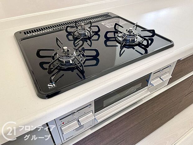 【その他設備】3口コンロ付きのキッチンは、調理の効率が良く、同時に多くの料理を作れる便利で機能的な空間です