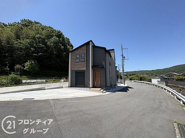 【駐車場】駐車スペース2台分あり!広々としており車の出し入れスムーズです!