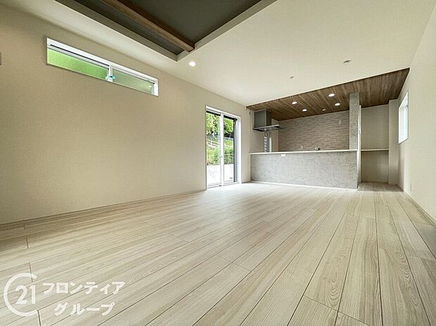 【リビング】LDKには大きな窓からたくさんの光が入り、明るく、開放的な空間を演出してくれます。お友達が遊びに来た時も自慢のリビングになりますね!