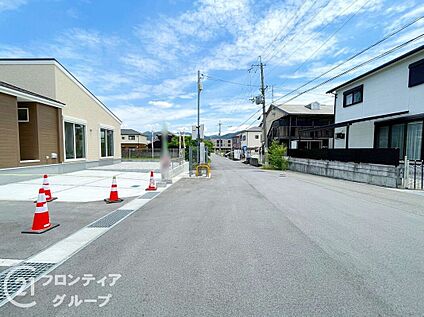前面道路含む外観