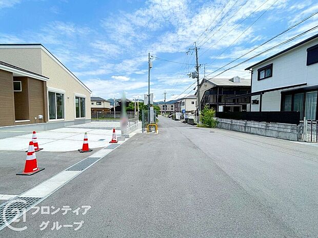 【前面道路含む外観】前道の様子です
