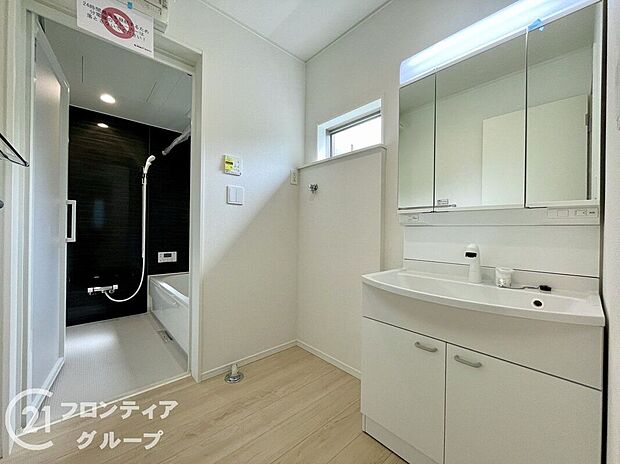 【洗面】小窓付きの洗面室は、毎朝心地よい光を運んでくれるので、すがすがしい気持ちで１日をスタートできます！