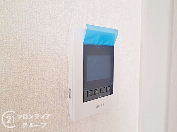 【防犯設備】ハンズフリー機能を備えたカラーモニターインターホンを採用！お料理中などで手が塞がっていても便利に応答可能です！夜間の映像確認機能もついていて、安心ですね！