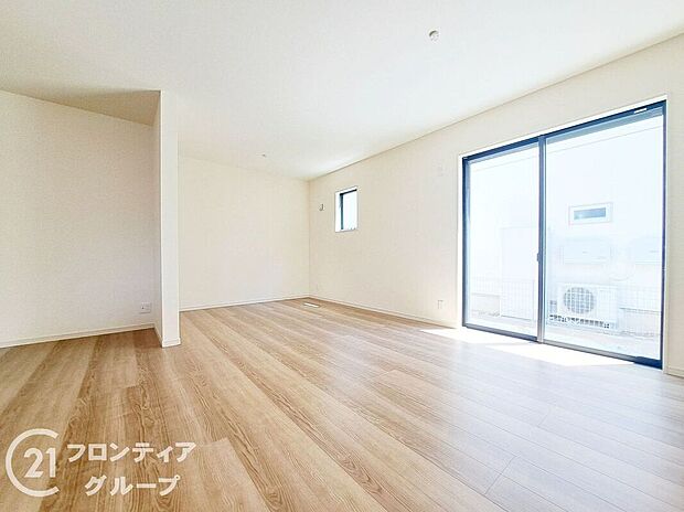 【リビング】LDKには大きな窓からたくさんの光が入り、明るく、開放的な空間を演出してくれます。お友達が遊びに来た時も自慢のリビングになりますね！