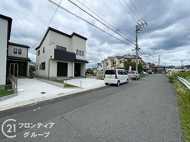 【前面道路含む外観】前道の様子です！