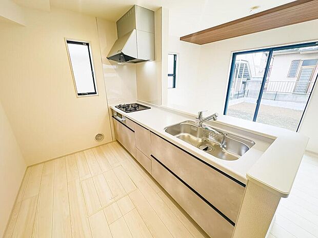 目の前をオープンにすることで開放感があり、コミュニケーションが円滑になる対面式キッチン。家族の顔がよく見えるキッチンスペースです。現地(2026年2月)撮影