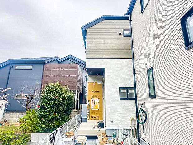 徒歩圏内に、教育機関、お買い物施設、医療機関が揃う、ご家族で暮らしやすい周辺環境です。現地（2026年3月）撮影