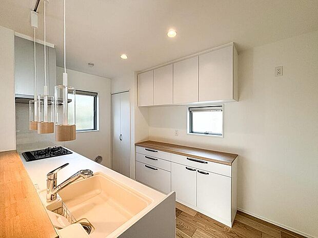 対面式キッチンが完備されている為、料理を作りながら、何をしているのか安心して見守ることができます。