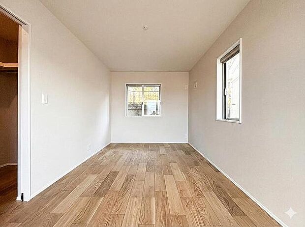 各居室にはクローゼットを完備し、家具の配置にも困らない設計がされています。採光と通風のバランスがほどよく絶妙です。
※CGで家具消しを施しております。