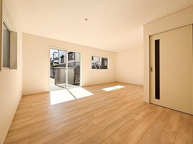 ＬＤＫのメインとなる大きな窓。大きめの開口部から暖かい日差しが長い時間射し込みます。天気の良い日は是非窓を開けて風通しの良さもご体感下さい。明るいＬＤＫがご家族団欒の時を包みます。