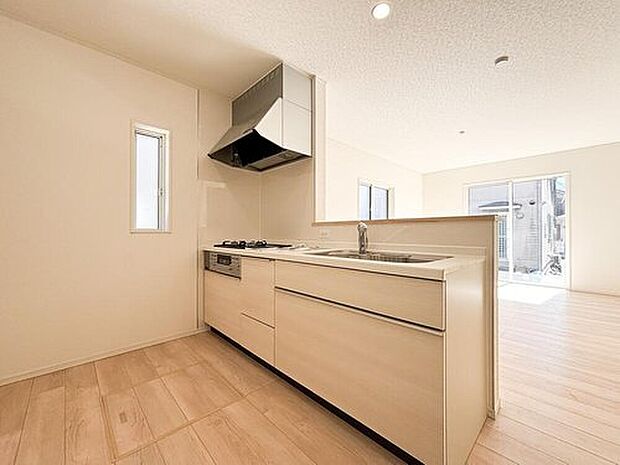 対面式キッチンが完備されている為、料理を作りながら、何をしているのか安心して見守ることができます。