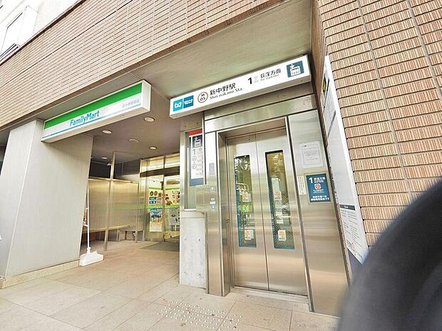 新中野駅まで465m 駅周辺は中野サンモール商店街、中野ブロードウェイといったディープなお店の多く点在する街になっています。北側は中野サンプラザ、病院、大学、公園がありJR中央線の中でも人気の駅です。