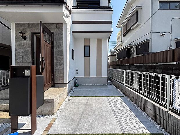 1台分の専用カースペースを完備。前面道路は交通量が少なく、落ち着いて庫入れが行えます。お車から玄関までの距離が近く、重い荷物の積み下ろしもスムーズで雨の日も安心です。