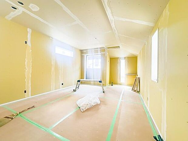 バルコニーに出ることができる、リビングスペース。ワーク&スタディスペースもございます。室内(2026年3月)撮影