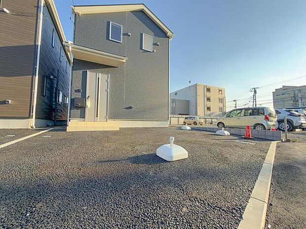 シンプルでモダンな外観が目を引く住まい。広々とした駐車スペースは、家族の車をゆったり停められ、来客時も安心です。