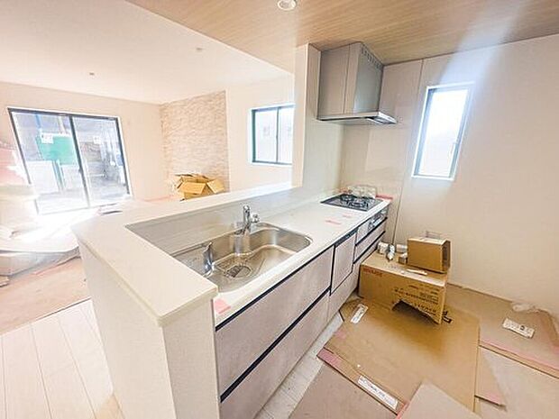 1号棟：目の前をオープンにすることで開放感があり、コミュニケーションが円滑になる対面式キッチン。家族の顔がよく見えるキッチンスペースです。
※現地（2026年3月）撮影