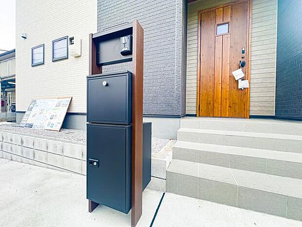 【宅配ボックス】不在時の受け取りに対応し、暮らしの利便性を高める設備です。ネットショッピングの受け取りもさらに快適になります。